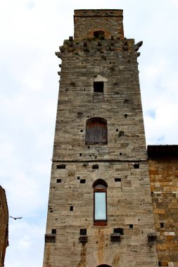 San Gimignano, Toskana, İtalya 'daki Piazza della Cisterna' daki Şeytan Kulesi.
