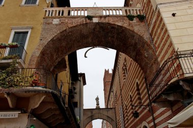 Verona, İtalya - 13 Nisan 2019: Verona 'da Piazza delle Erbe ile Piazza dei Signori arasında Arco della Costa