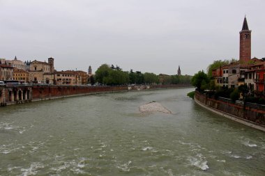 Verona 'daki Adige nehri Pietra köprüsünden görüldü.