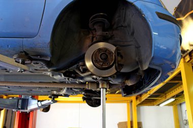 Araç mekanik bir köprüdeki atölyede.