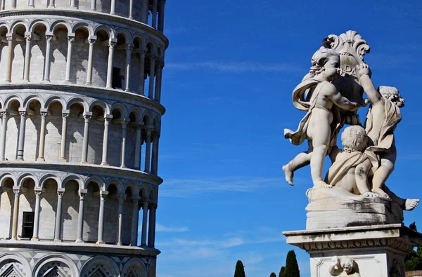 Arkasında Pisa kulesi olan Fontana dei Putti
