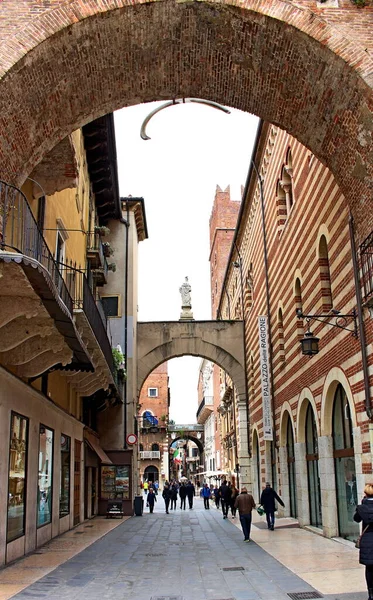 Verona, İtalya - 13 Nisan 2019: Verona 'da Piazza delle Erbe ile Piazza di Signori arasında Arco della Costa