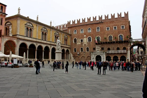 Verona, İtalya - 13 Nisan 2019: Verona Piazza dei Signori