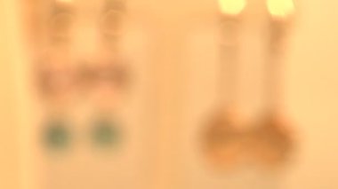 Yakın plan, incili iki çift altın küpe.