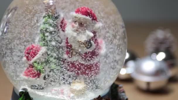 Primer Plano Una Bola Nieve Con Santa Claus — Vídeo de stock