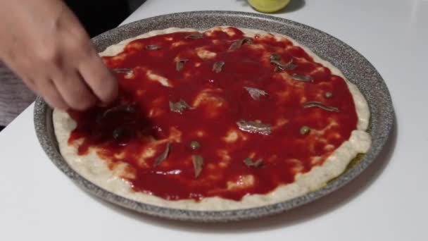 Mãos Uma Mulher Adicionar Alcaparras Pizza Para Ser Cozido — Vídeo de Stock