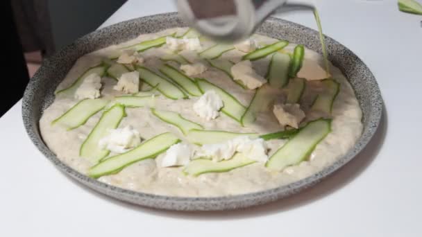 Ajout Huile Olive Sel Sur Pizzawith Blanc Courgettes Fromage Stracchino — Video