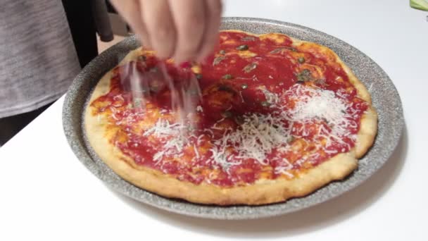Добавление Пармезана Над Пиццей Каперсами Анчоусами Свежеиспечённой Пиццей — стоковое видео