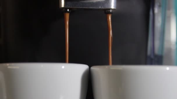 Yakın Çekim Espresso Iki Fincanda Akar — Stok video
