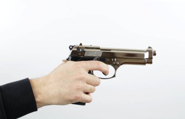 Beyaz arka planda silahı olan bir adam. Suç kavramı