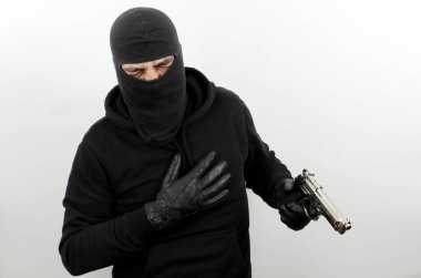 Kar maskesi takan bir suçlu silahla vurulmuş.