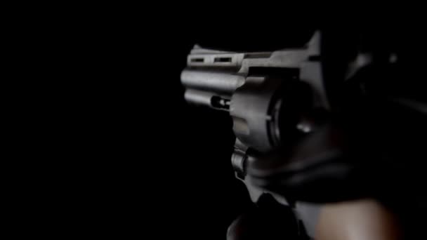 Main Homme Tirant Pistolet Sur Fond Noir Criminel Avec Arme — Video