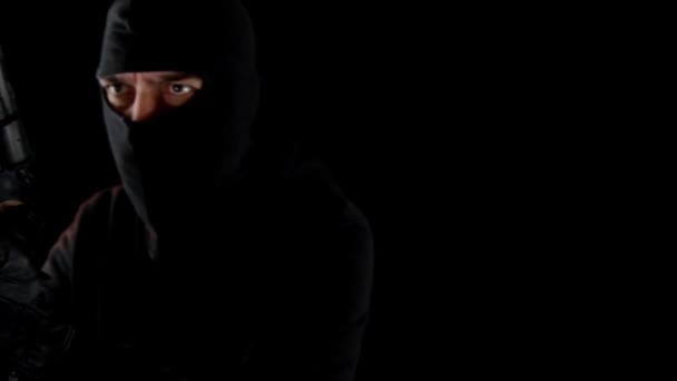 泥棒でバラクラバと銃で暗闇の中で脅迫的な外観 — ストック動画