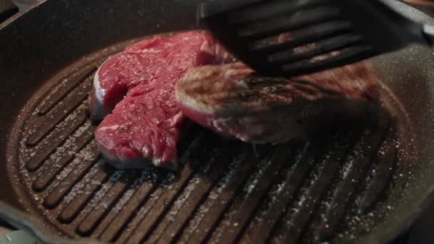 Twee Vleesfilets Worden Een Grillpan Gedraaid — Stockvideo