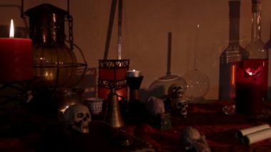 Cadı sunağı, mumlar, kafatasları ve esrarengiz nesnelerle donatılmış. Cadılar Bayramı süsü. Doli çekim