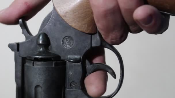 Mão Homem Segura Arma Sua Mão Carrega Puxa Gatilho — Vídeo de Stock