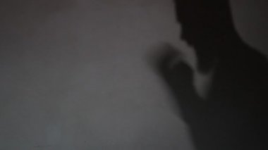 Yumruk atmayı öğrenirken bir boksörün silueti