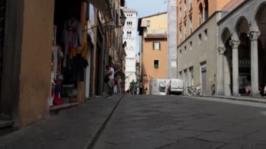 Lucca, Toskana, İtalya - 15 Eylül 2019: Lucca şehir merkezindeki Piazza San Michele 'e giden sokaklardan biri