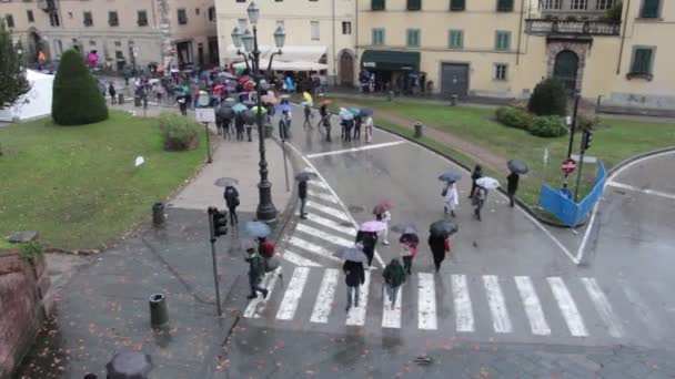 Лукка Италия Ноября 2019 Года Люди Улице Дождем Время Lucca — стоковое видео