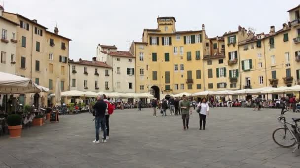 Piazza Dell Anfiteatro Lucca Touristen Spazieren — Stockvideo