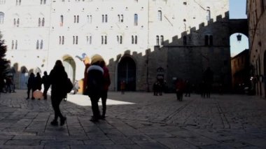 Volterra, Toskana, İtalya - 6 Ocak 2020: Volterra 'da Noel tatili sırasında Piazza dei Priori' nin genel görünümü