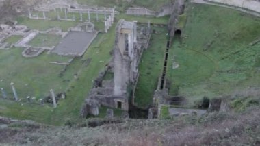 Toskana 'daki Volterra Roma amfitiyatrosunun kalıntıları üzerine genel bakış