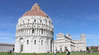 Pisa, Toskana, İtalya - 16 Mayıs 2019: Turistlerle Piazza dei Miracoli