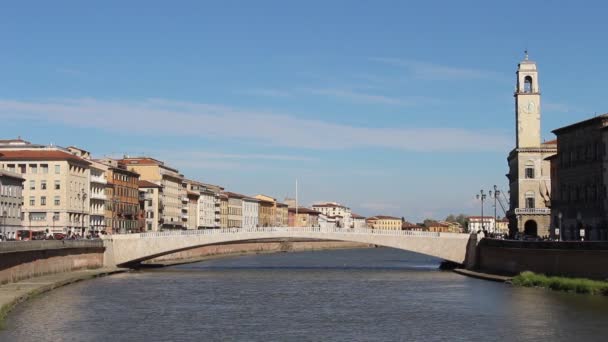 ピサのコンテ ウゴリーノ橋はポンテ メッツォとも呼ばれる — ストック動画