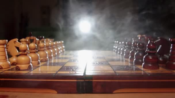 チェスでチェスボードでタバコを吸う — ストック動画