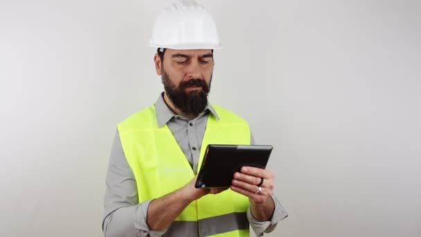 Burgerlijk Ingenieur Draagt Werkhelm Reflecteert Jas Typen Met Vinger Tablet — Stockvideo