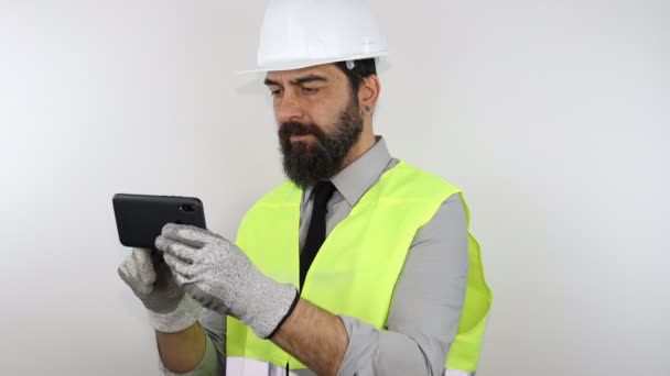 Arquiteto Com Barba Usando Capacete Trabalho Refletindo Jaqueta Digitando Smartphone — Vídeo de Stock