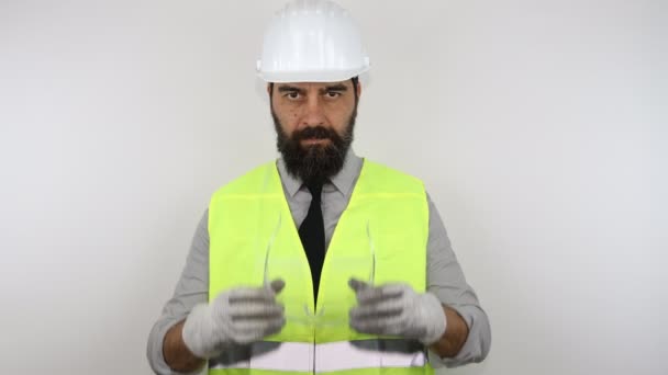 Архитектор Бородой Шлеме Защитных Очках Смотрящий Камеру — стоковое видео