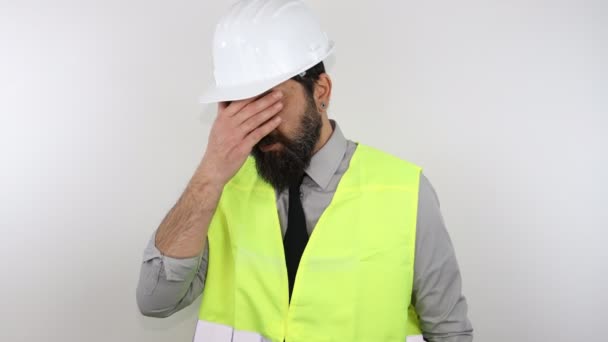 Arquitecto Con Casco Seguridad Chaqueta Reflectante Cansado Frotando Nariz Los — Vídeos de Stock