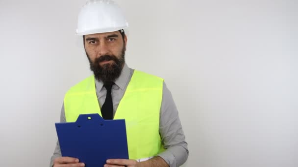 Μηχανικός Γενειάδα Φορώντας Κράνος Εργασίας Και Ανακλαστικό Σακάκι Κρατώντας Flip — Αρχείο Βίντεο