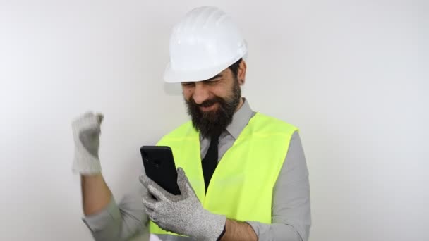 Arquiteto Usando Capacete Trabalho Refletindo Jaqueta Digitando Smartphone Fazendo Punho — Vídeo de Stock