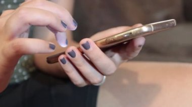 Akıllı telefondan yazı yazan bir kadının yakın çekim elleri