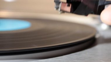 Plağın üzerindeki bir pikap iğnesi.