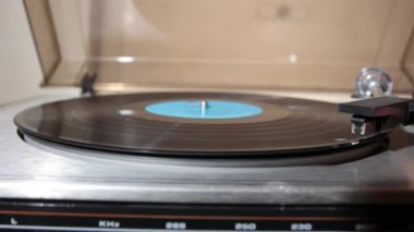 bir plak çalar üzerinde döner.