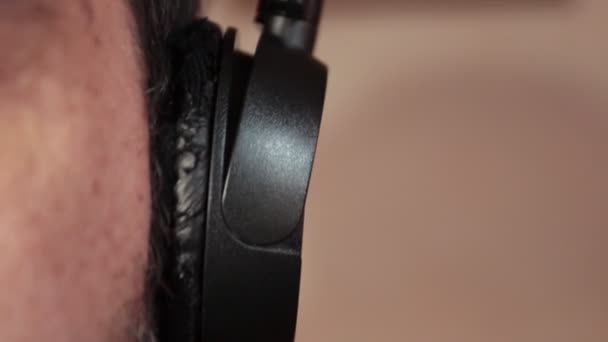 Primer Plano Auriculares Oído Hombre Mientras Escucha Música Fuerte — Vídeo de stock