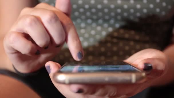 Χέρια Μιας Γυναίκας Ενώ Πληκτρολογείτε Στο Smartphone — Αρχείο Βίντεο