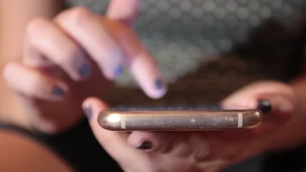 Close Vrouw Handen Uit Focus Tijdens Het Typen Smartphone — Stockvideo