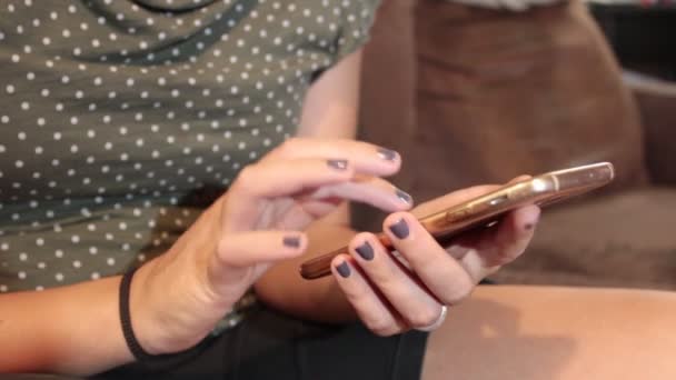 Руки Женщины Время Разговора Смартфону — стоковое видео