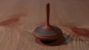 dönen bir top masanın üzerinde döner.