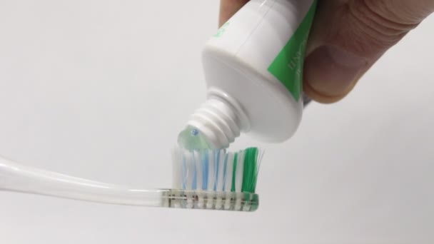 Close Dente Espremido Escova Dentes — Vídeo de Stock