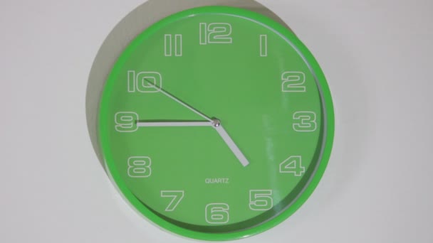 Reloj Verde Tiempo Real Colgando Pared — Vídeos de Stock