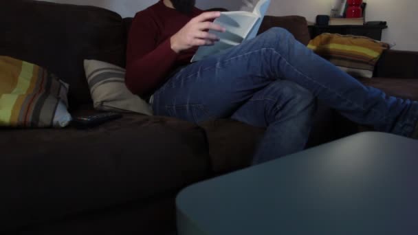 Muž Sedící Gauči Odpočívá Čte Knihu — Stock video