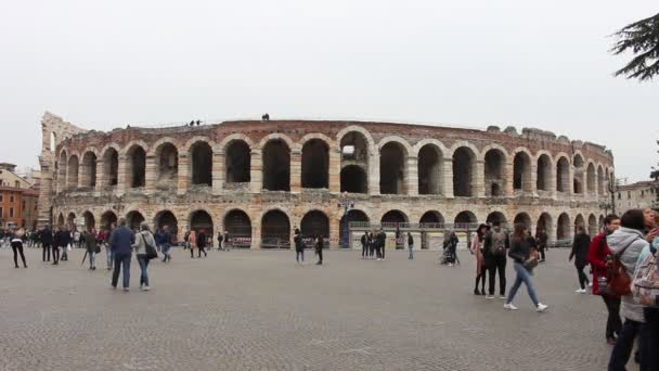 Verona Italy April 2019 Verona Arena Gray Sky Walking Tourists — Stock Video