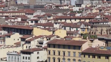 Florence, İtalya - 9 Eylül 2020: Piazzale Michelangelo 'dan görülen Floransa' nın güzel Duomo 'sunun genel görünümü