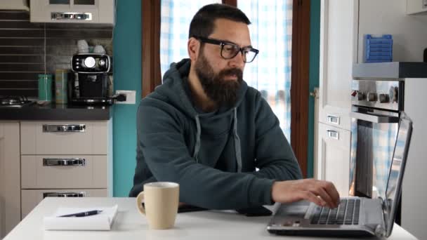 Человек Бородой Очках Работающий Компьютере Дома Делает Большой Палец Вверх — стоковое видео