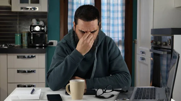 Atrakcyjny Mężczyzna Luźnych Ciuchach Pracujący Komputerze Siedzenie Przy Biurku Zmęczone — Zdjęcie stockowe